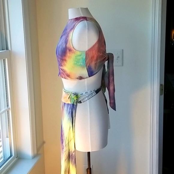 BOUTIQUE ๐ Lipstick Multi-Colored Tie Dyed Crop & Legging Set - Picture 5 of 10